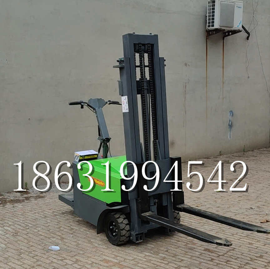 东丰县优程全电动叉车插腿式堆高车液压装卸车1.5吨升高小型站驾式铲车