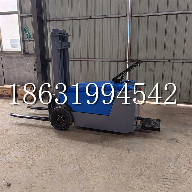 东丰县全电动叉车插腿式堆高车液压装卸车1.5吨升高小型站驾式铲车